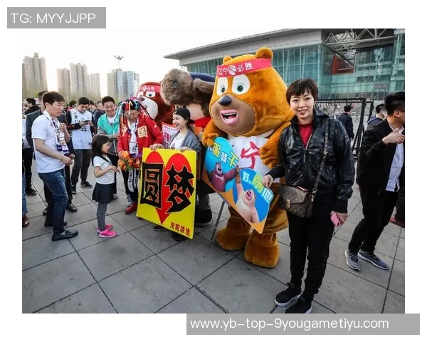 光头球星文班亚马与凯尔登赛后携手三位主场球迷合影留念 光头球星文班亚马与凯尔登赛后携手三位主场球迷合影留念